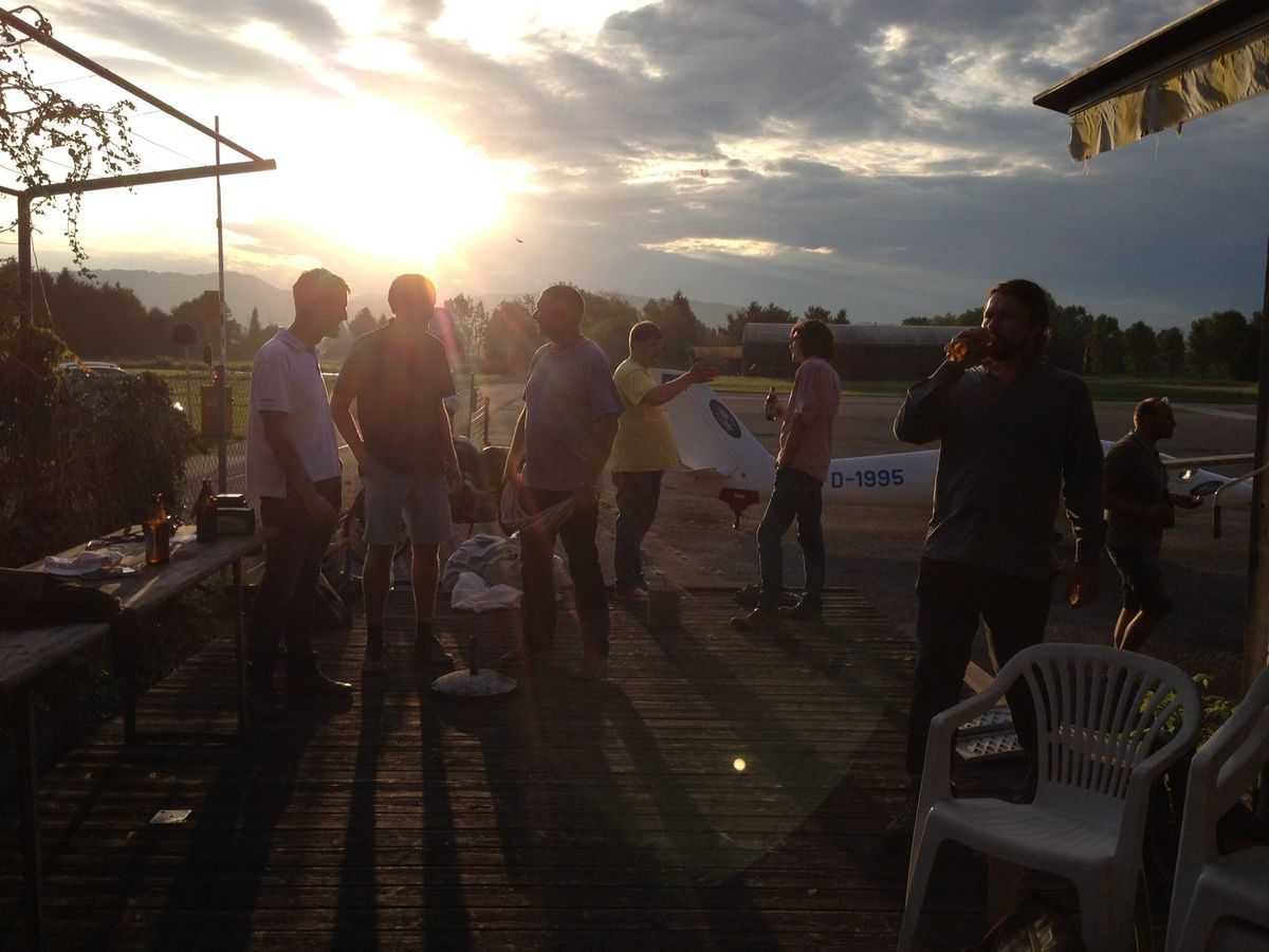 Abendstimmung am Flugplatz nach dem Flugbetrieb