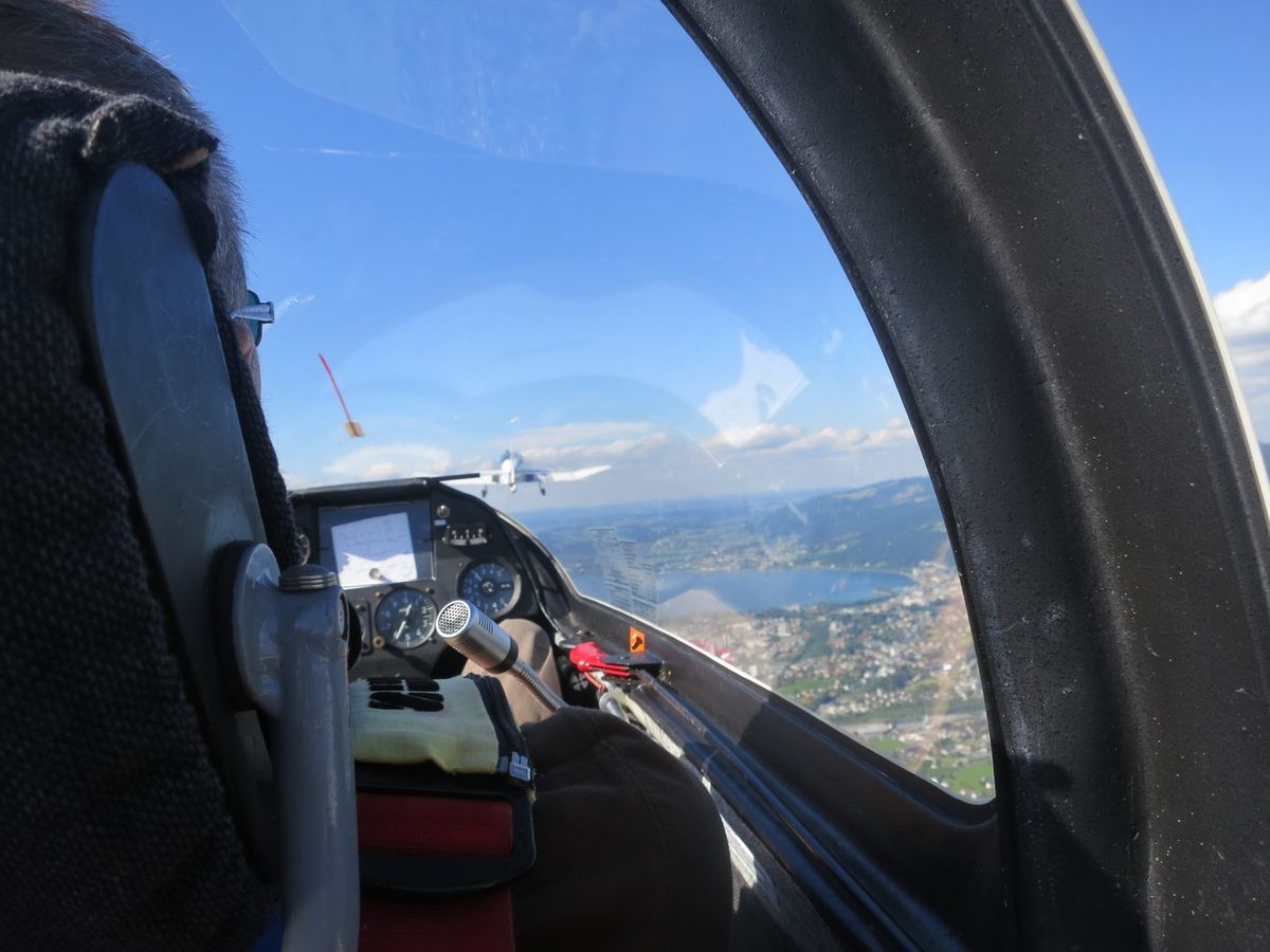 Blick aus dem Cockpit im Flugzeugschlepp über dem Bodensee