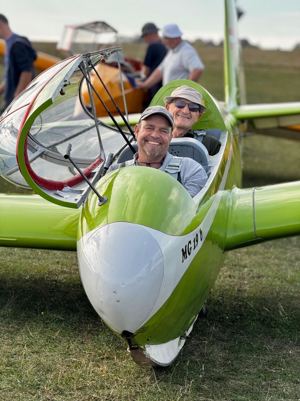 Zwei Piloten lachen aus dem Cockpit der Mg 19
